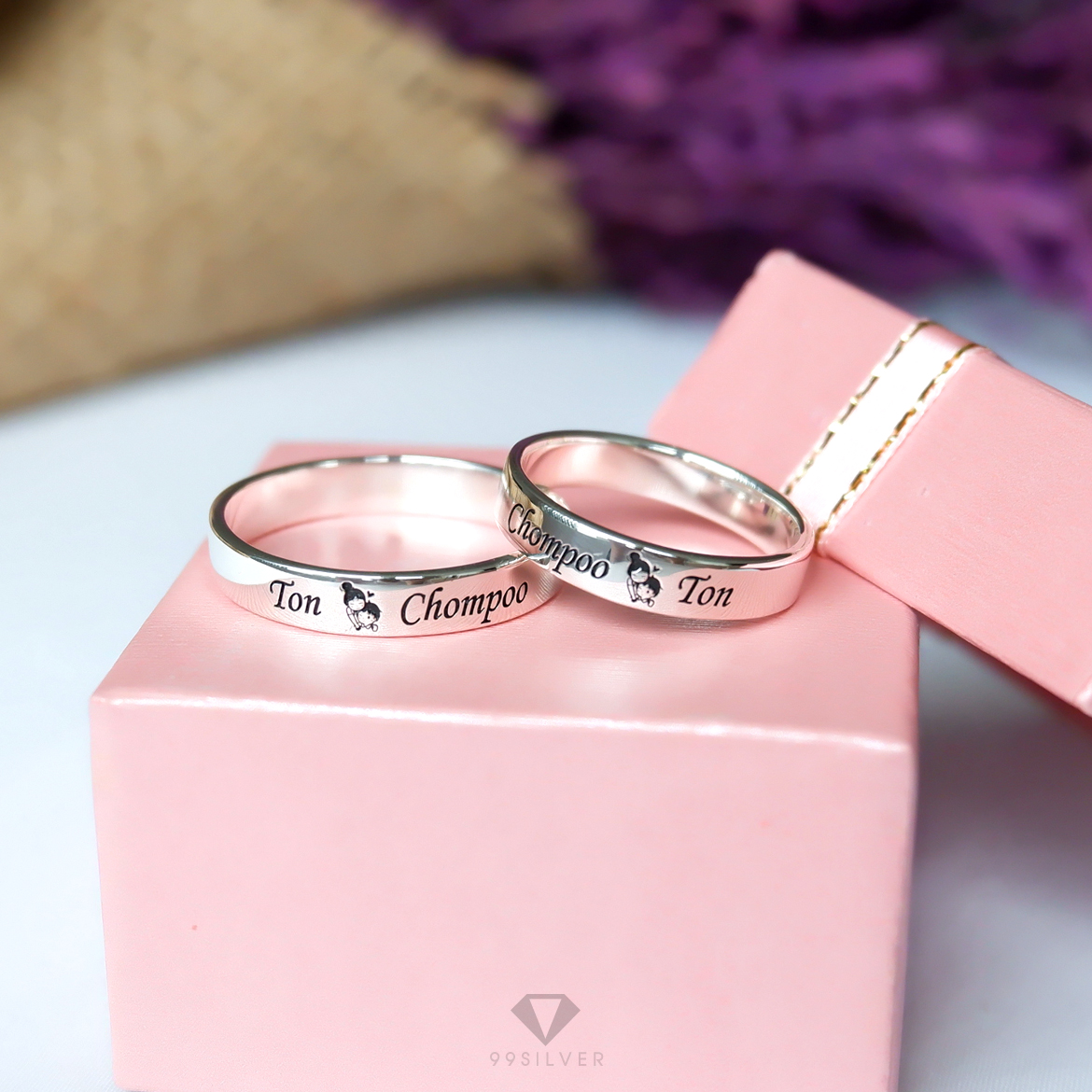 แหวนเงินแท้ หน้ากว้าง 4 มิลลิเมตร ผิวเรียบเงาทรงแบน  สลักอักษรสีดำ