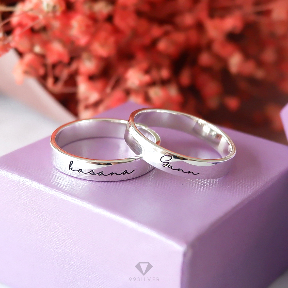 แหวนเงินแท้ หน้ากว้าง 4 มิลลิเมตร ผิวเรียบเงาทรงแบน  สลักอักษรสีดำ