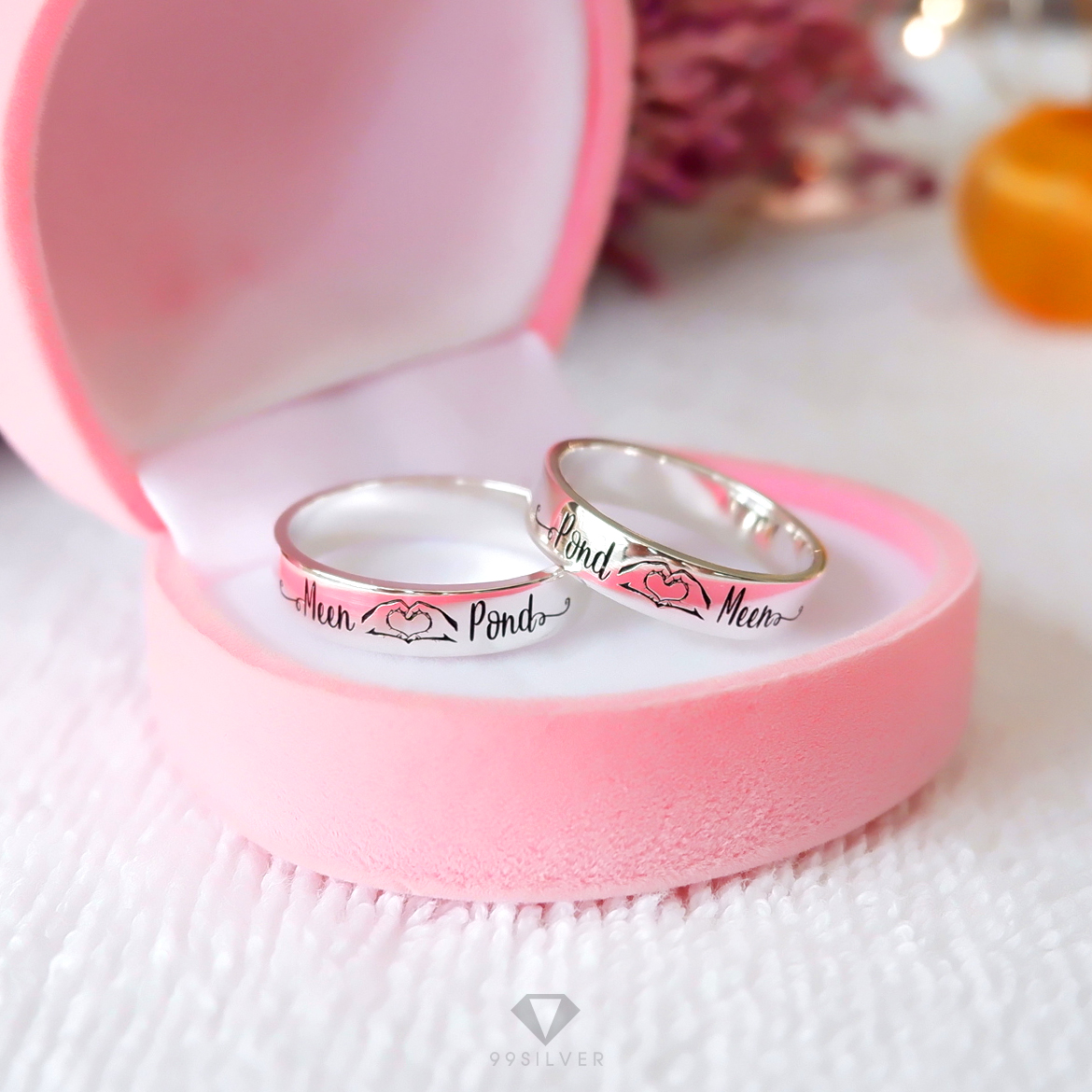 แหวนเงินแท้ หน้ากว้าง 4 มิลลิเมตร ผิวเรียบเงาทรงแบน  สลักอักษรสีดำ