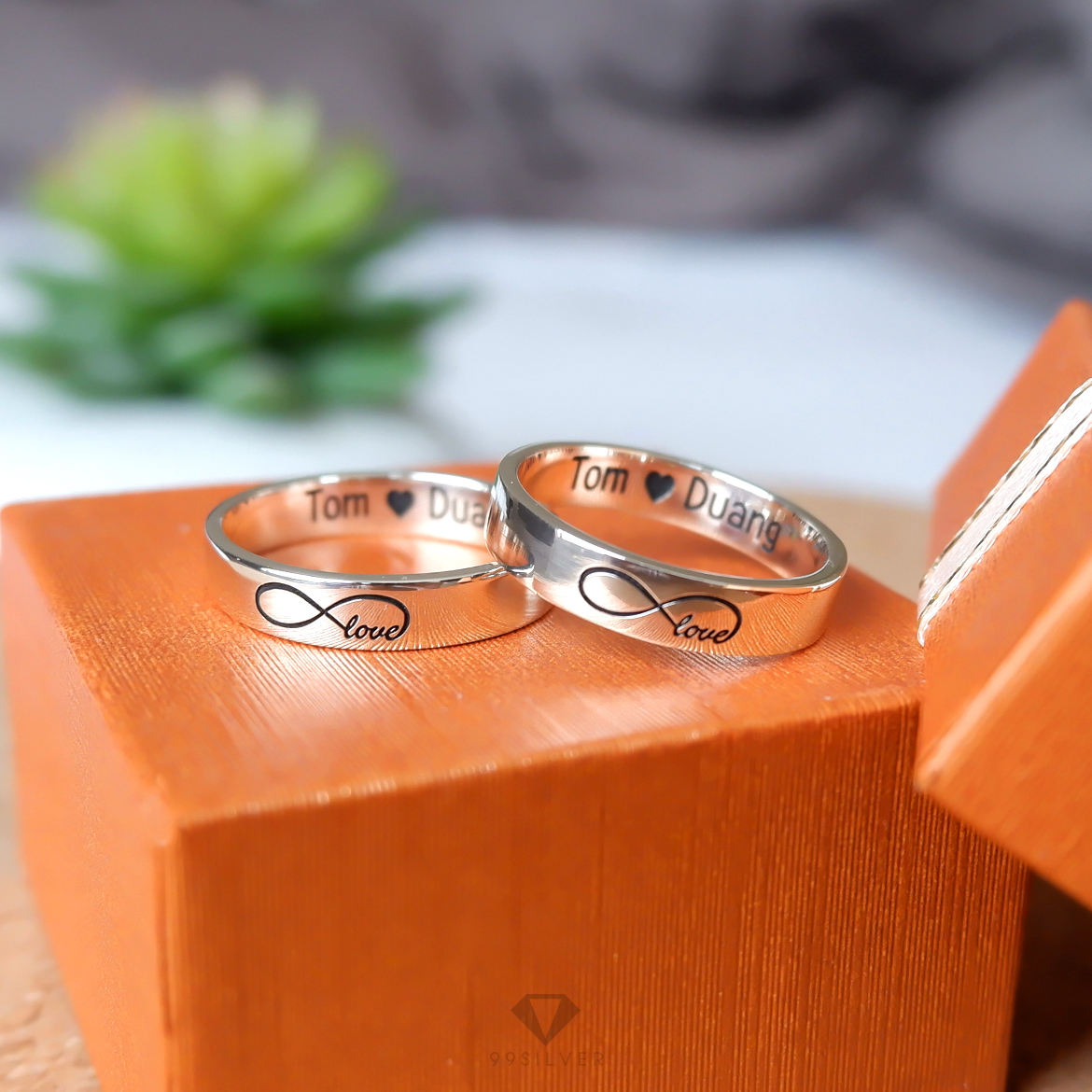 แหวนเงินแท้ หน้ากว้าง 4 มิลลิเมตร ผิวเรียบเงาทรงแบน  สลักอักษรสีดำ