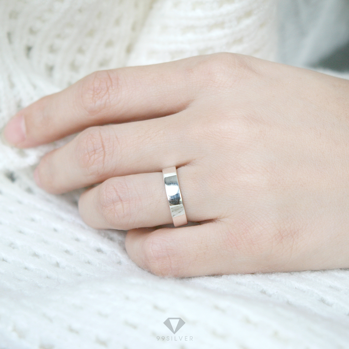 แหวนเงินแท้ หน้ากว้าง 4 มิลลิเมตร ผิวเรียบเงาทรงแบน  สลักอักษรสีดำ