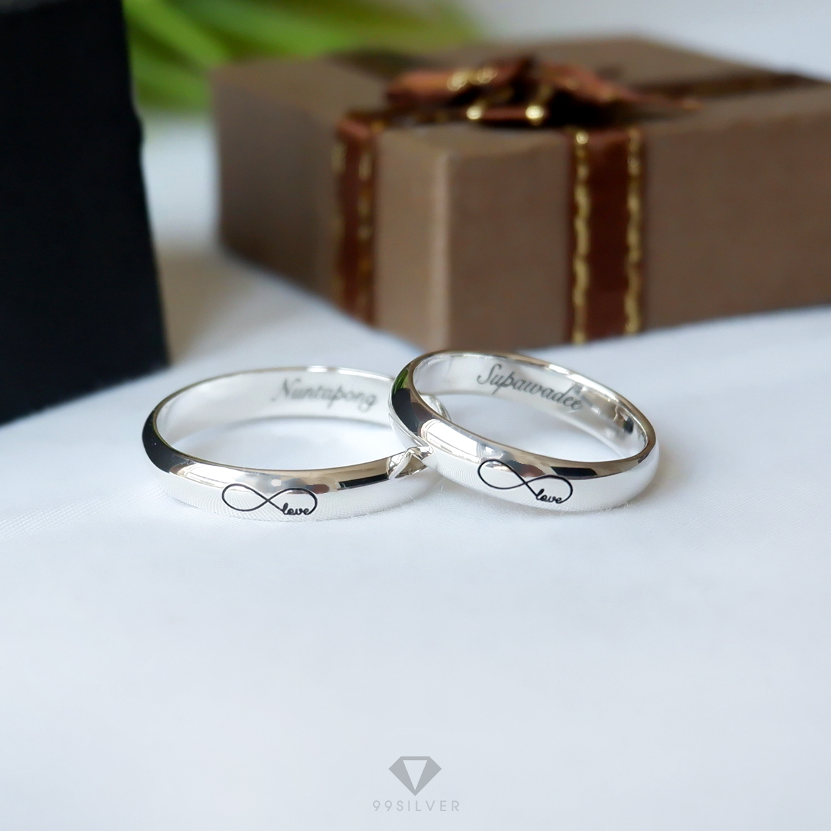 แหวนเงินแท้ หน้ากว้าง 4 มิลลิเมตร ผิวเงาทรงโค้ง  สลักอักษรสีดำ