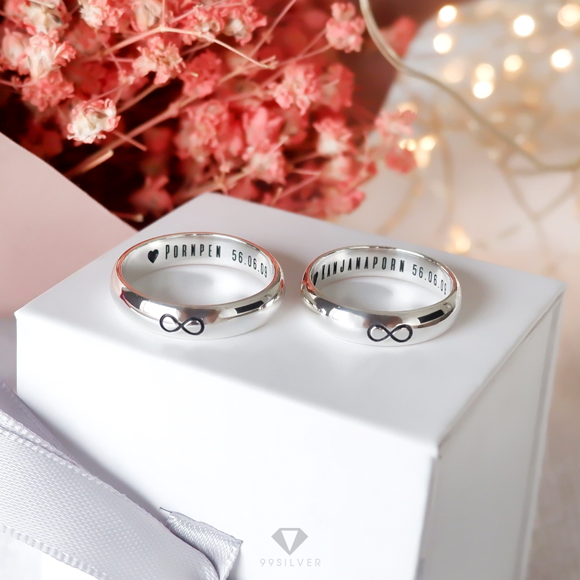 แหวนเงินแท้ หน้ากว้าง 4 มิลลิเมตร ผิวเงาทรงโค้ง  สลักอักษรสีดำ