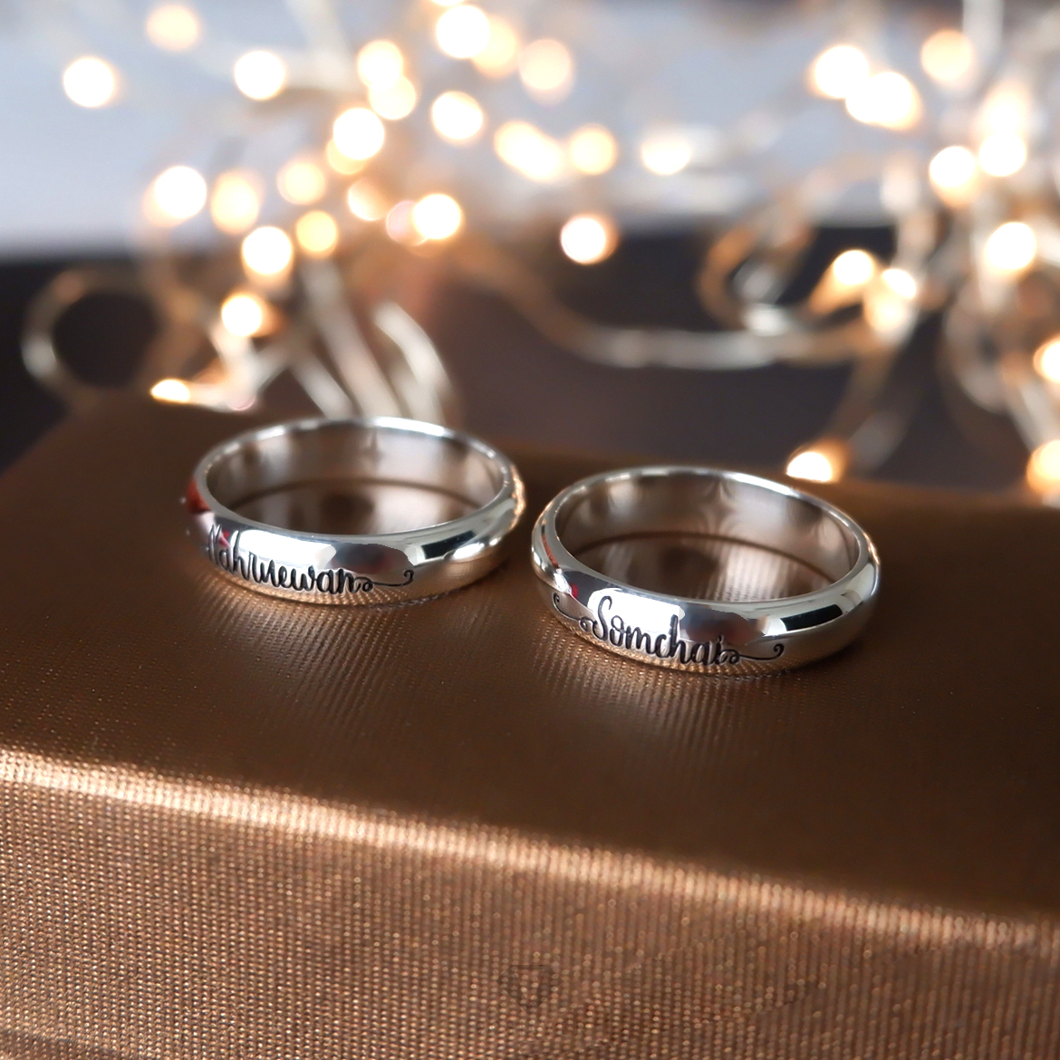 แหวนเงินแท้ หน้ากว้าง 4 มิลลิเมตร ผิวเงาทรงโค้ง  สลักอักษรสีดำ