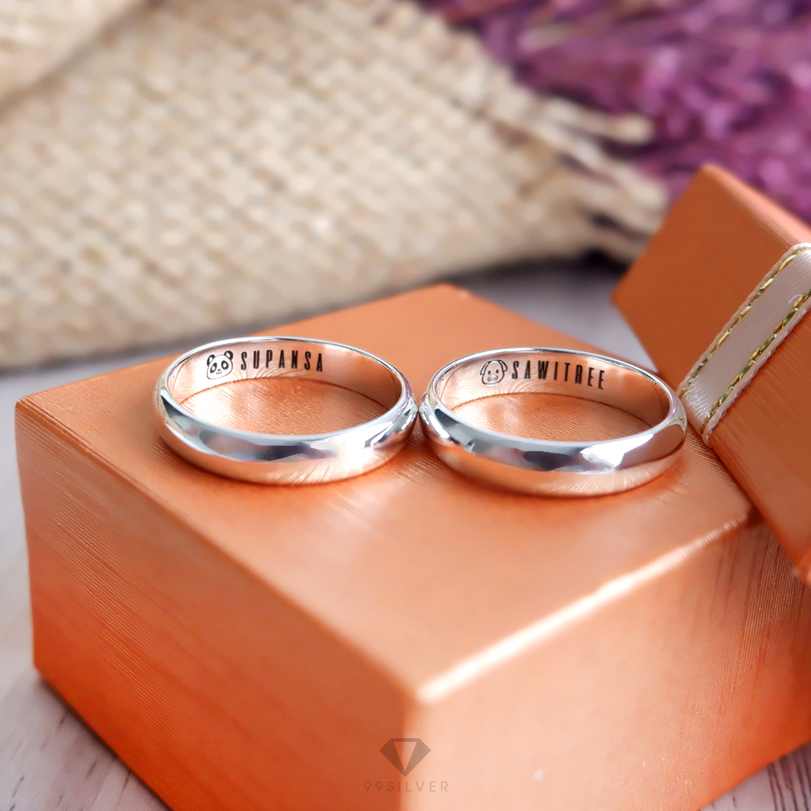 แหวนเงินแท้ หน้ากว้าง 4 มิลลิเมตร ผิวเงาทรงโค้ง  สลักอักษรสีดำ