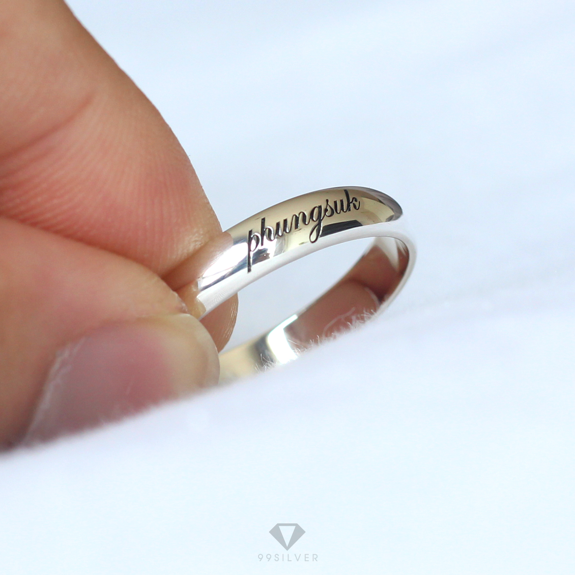 แหวนเงินแท้ หน้ากว้าง 4 มิลลิเมตร ผิวเงาทรงโค้ง  สลักอักษรสีดำ