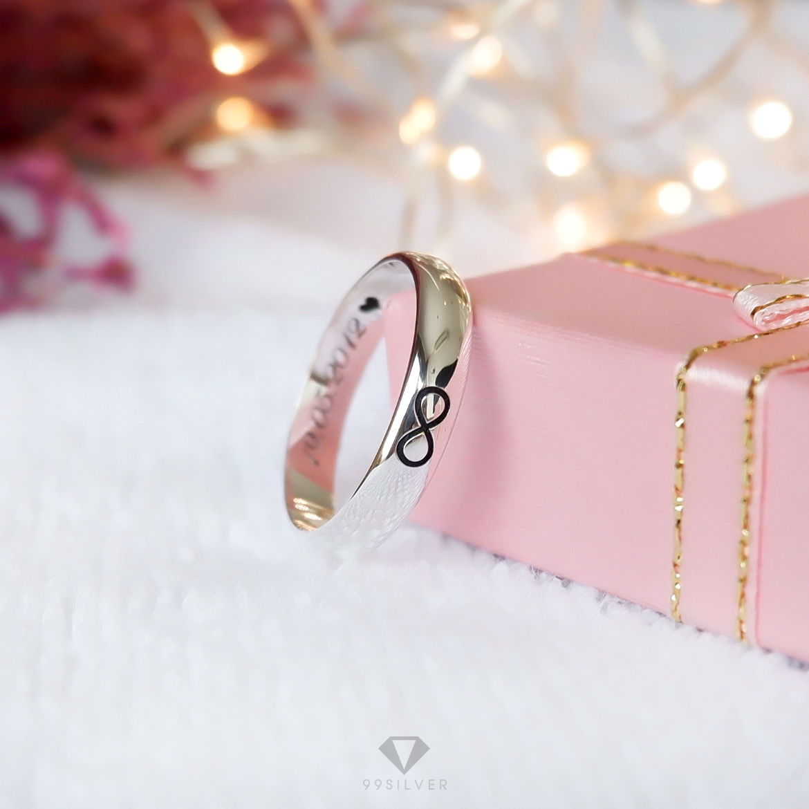 แหวนเงินแท้ หน้ากว้าง 4 มิลลิเมตร ผิวเงาทรงโค้ง  สลักอักษรสีดำ