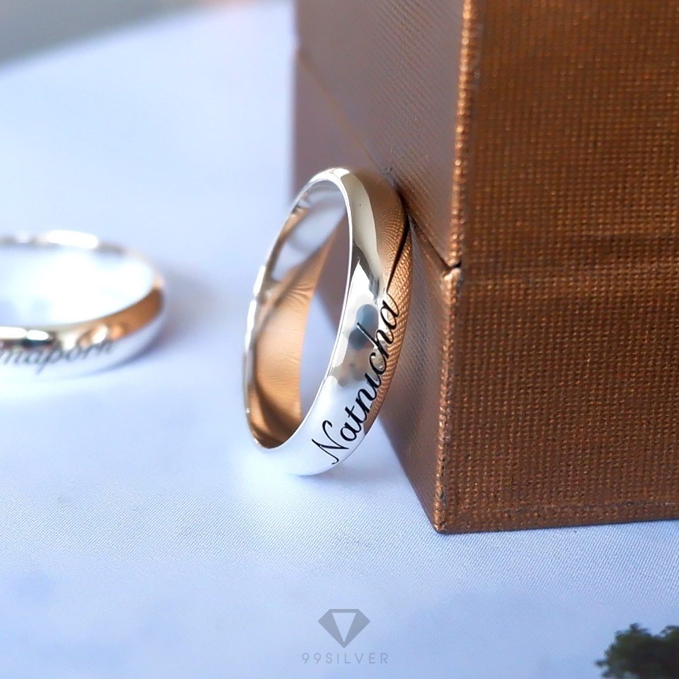 แหวนเงินแท้ หน้ากว้าง 4 มิลลิเมตร ผิวเงาทรงโค้ง  สลักอักษรสีดำ