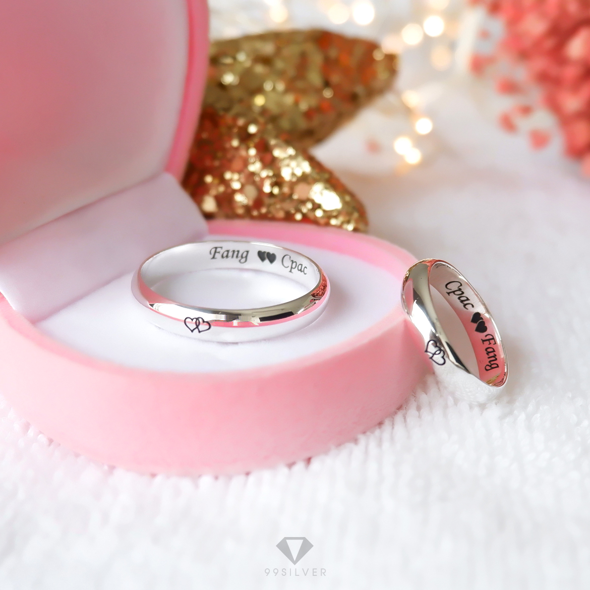 แหวนเงินแท้ หน้ากว้าง 4 มิลลิเมตร ผิวเงาทรงโค้ง  สลักอักษรสีดำ