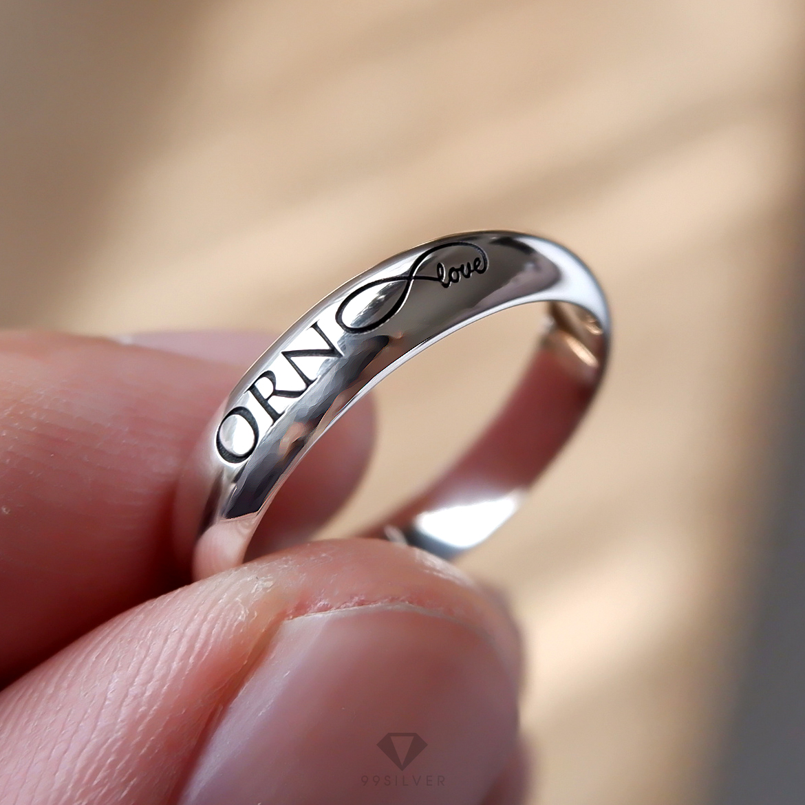 แหวนเงินแท้ หน้ากว้าง 4 มิลลิเมตร ผิวเงาทรงโค้ง  สลักอักษรสีดำ