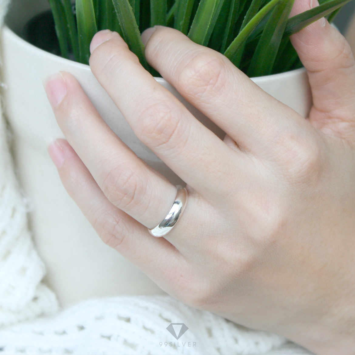 แหวนเงินแท้ หน้ากว้าง 4 มิลลิเมตร ผิวเงาทรงโค้ง  สลักอักษรสีดำ