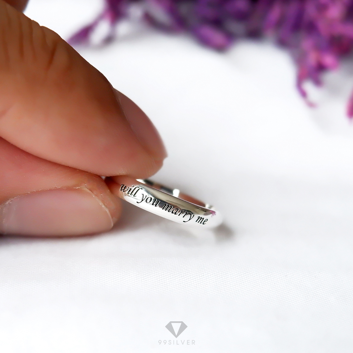 แหวนเงินแท้  หน้ากว้าง 3 มิลลิเมตร ผิวโค้งเงา สลักอักษรสีดำ