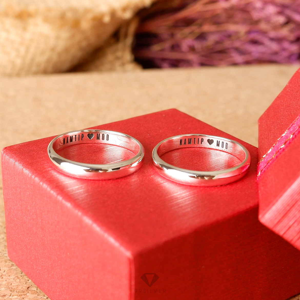 แหวนเงินแท้  หน้ากว้าง 3 มิลลิเมตร ผิวโค้งเงา สลักอักษรสีดำ