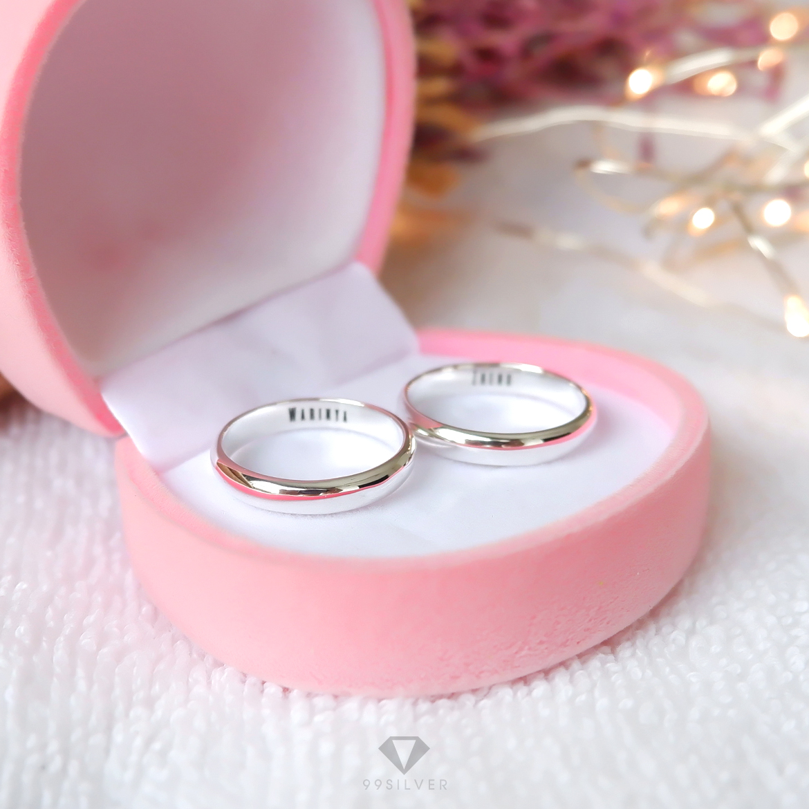 แหวนเงินแท้  หน้ากว้าง 3 มิลลิเมตร ผิวโค้งเงา สลักอักษรสีดำ