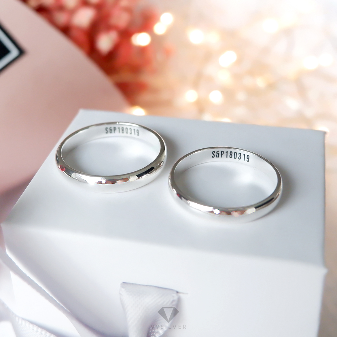 แหวนเงินแท้  หน้ากว้าง 3 มิลลิเมตร ผิวโค้งเงา สลักอักษรสีดำ