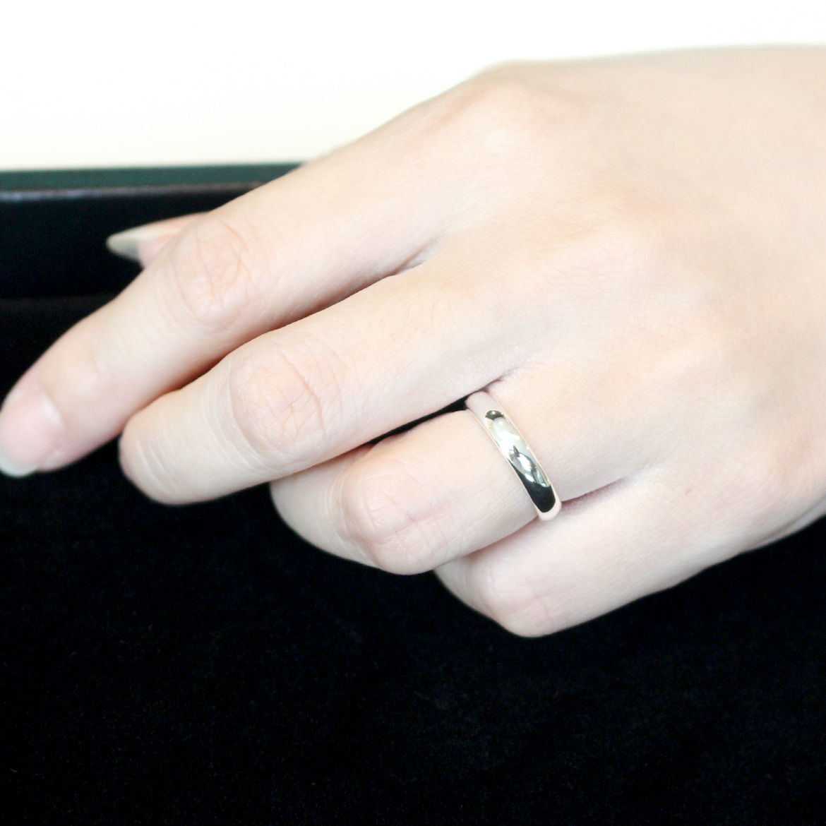 แหวนเงินแท้  หน้ากว้าง 3 มิลลิเมตร ผิวโค้งเงา สลักอักษรสีดำ