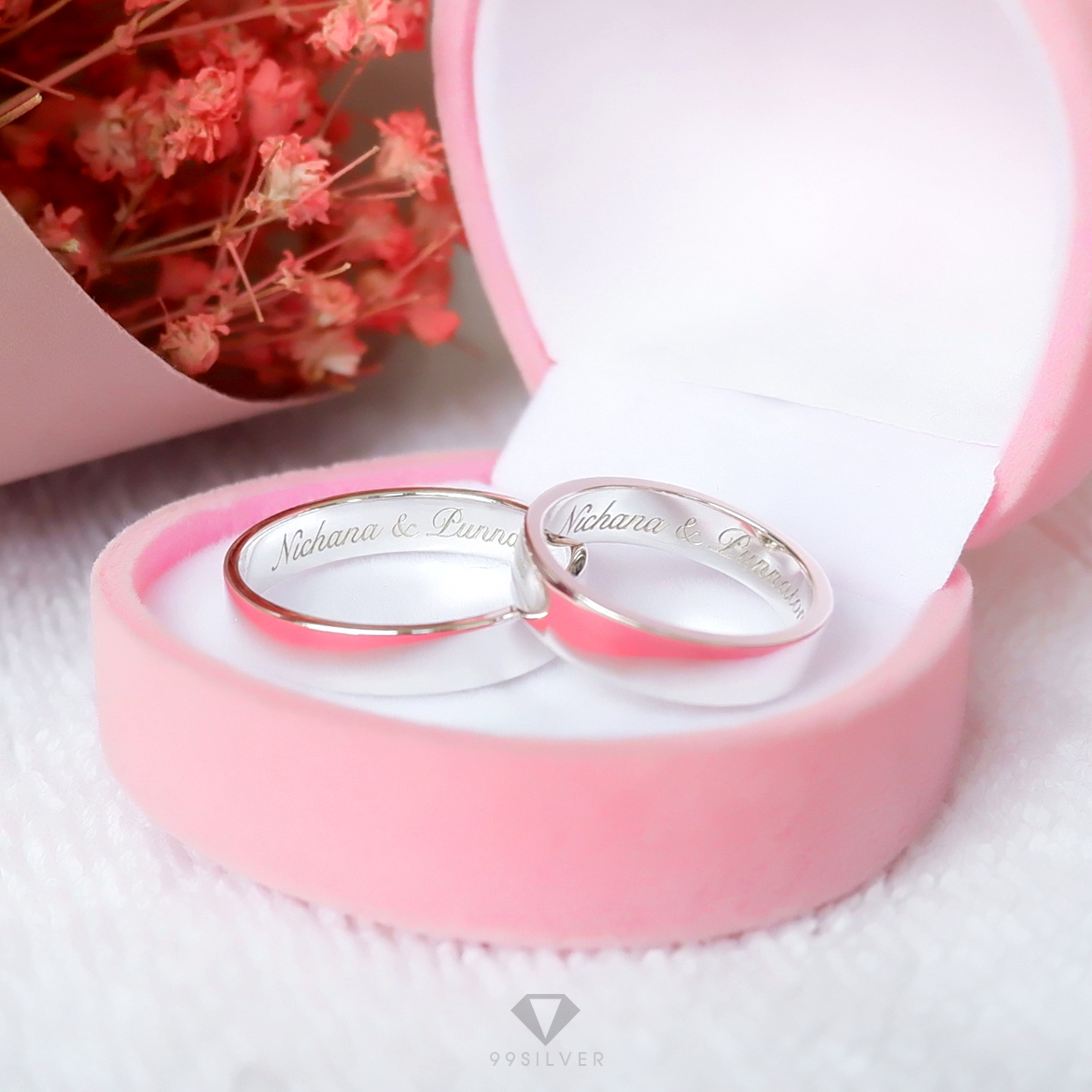  แหวนเงินแท้ หน้ากว้าง 4 มิลลิเมตร ผิวเรียบเงาทรงแบน สลักอักษรสีขาวพ่นทราย