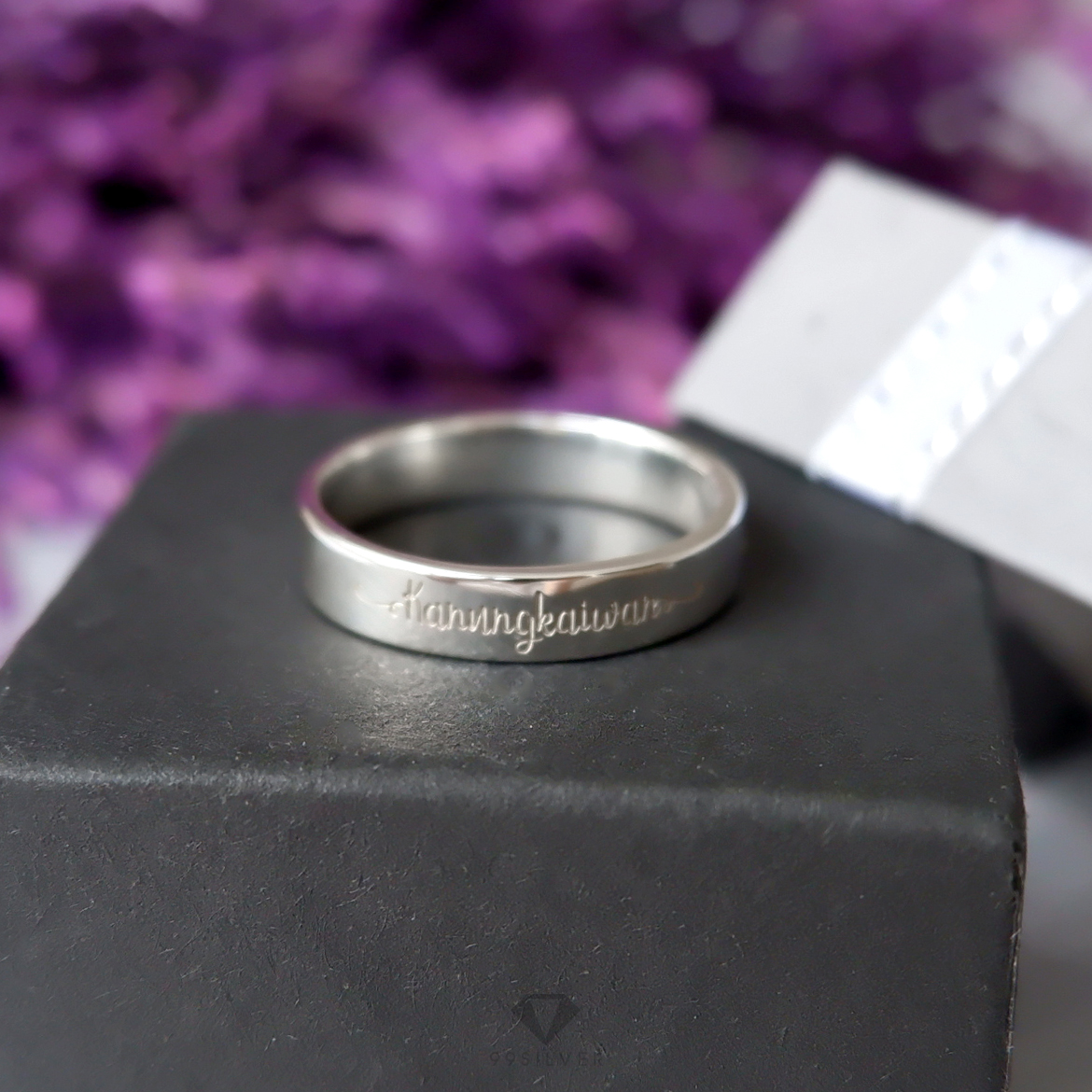  แหวนเงินแท้ หน้ากว้าง 4 มิลลิเมตร ผิวเรียบเงาทรงแบน สลักอักษรสีขาวพ่นทราย