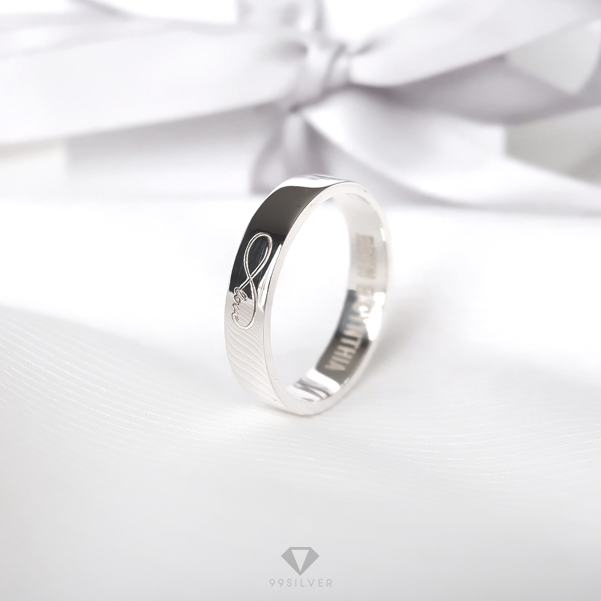  แหวนเงินแท้ หน้ากว้าง 4 มิลลิเมตร ผิวเรียบเงาทรงแบน สลักอักษรสีขาวพ่นทราย