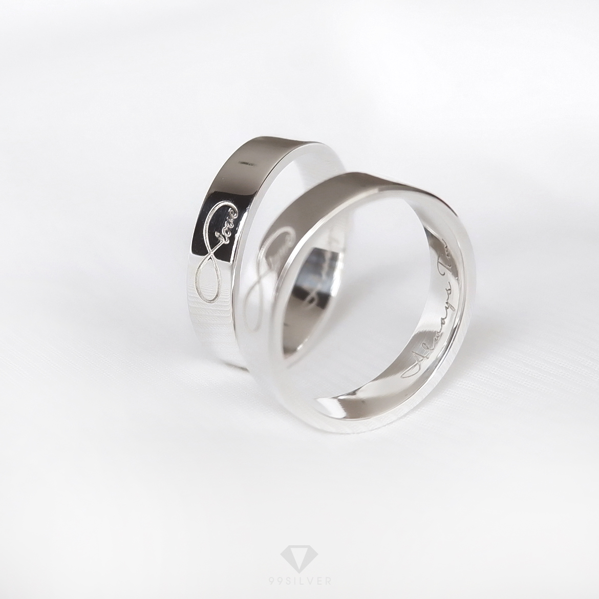  แหวนเงินแท้ หน้ากว้าง 4 มิลลิเมตร ผิวเรียบเงาทรงแบน สลักอักษรสีขาวพ่นทราย