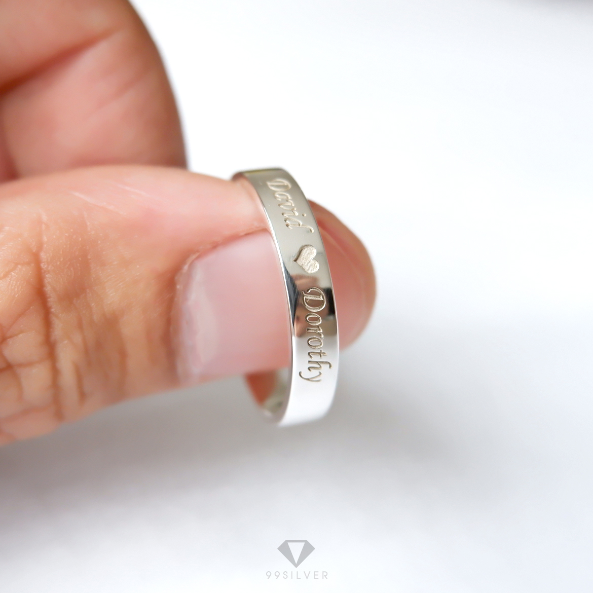  แหวนเงินแท้ หน้ากว้าง 4 มิลลิเมตร ผิวเรียบเงาทรงแบน สลักอักษรสีขาวพ่นทราย