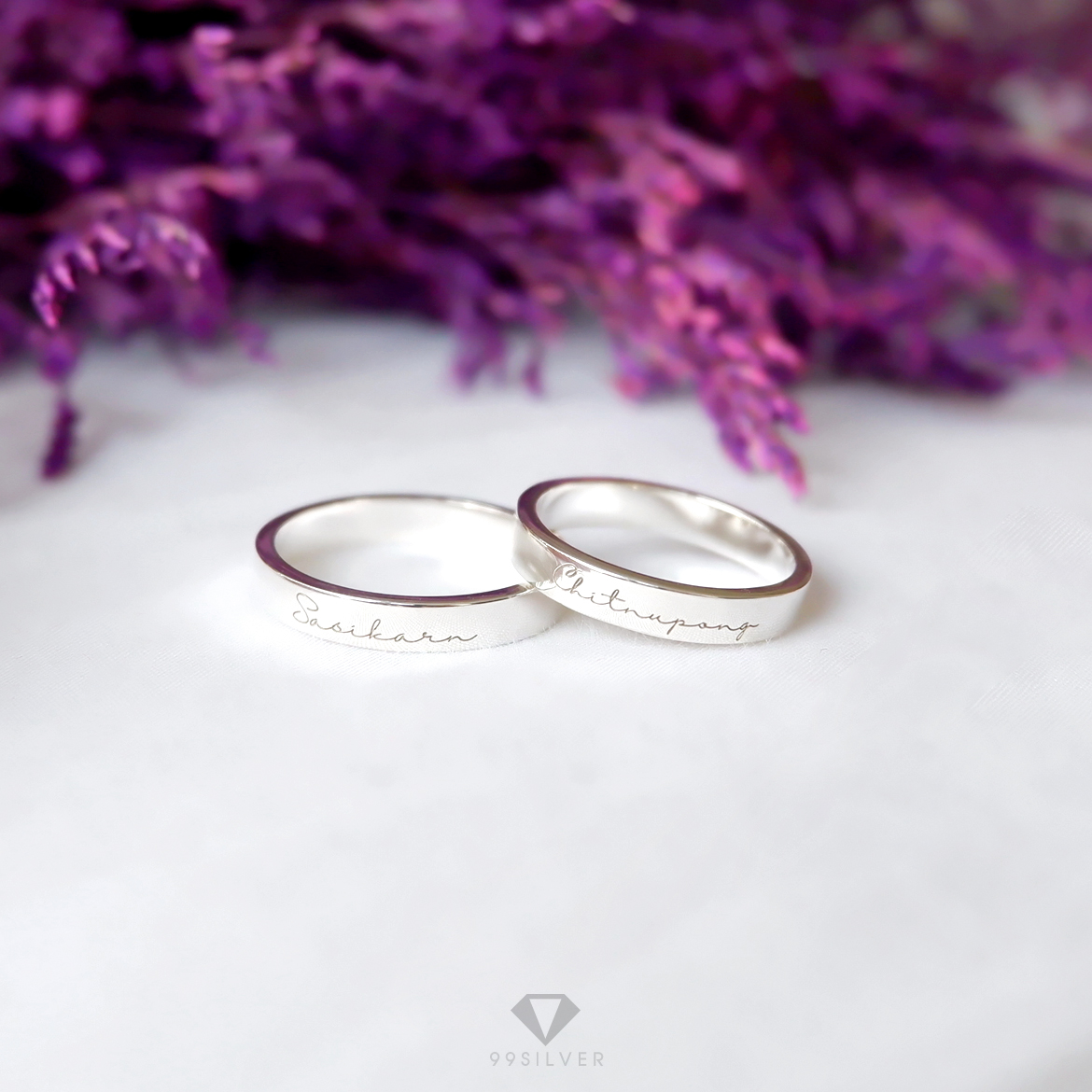  แหวนเงินแท้ หน้ากว้าง 4 มิลลิเมตร ผิวเรียบเงาทรงแบน สลักอักษรสีขาวพ่นทราย