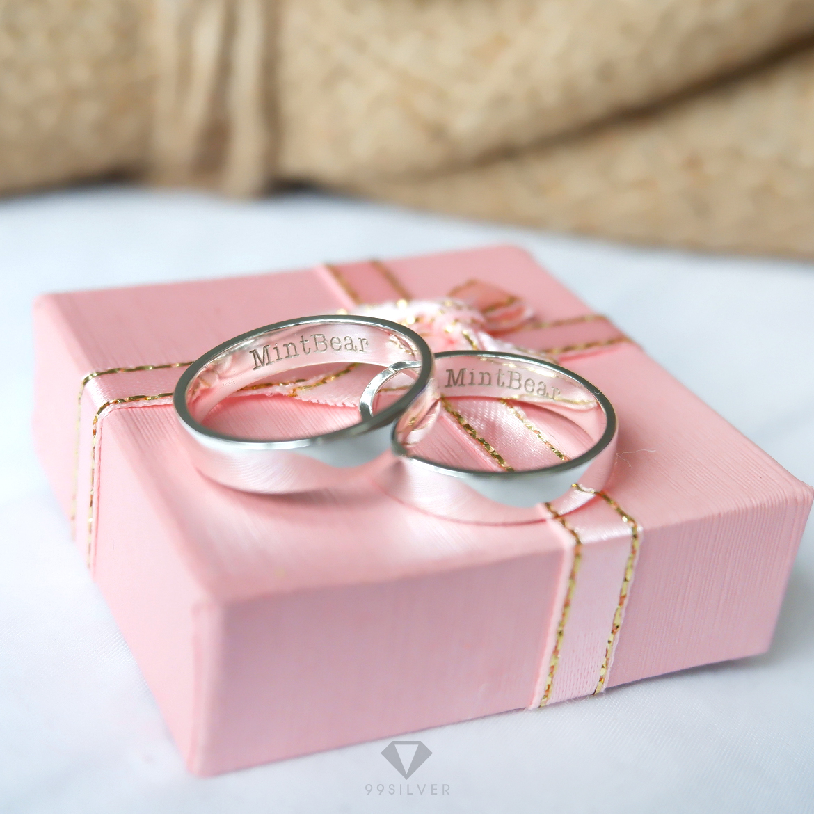  แหวนเงินแท้ หน้ากว้าง 4 มิลลิเมตร ผิวเรียบเงาทรงแบน สลักอักษรสีขาวพ่นทราย