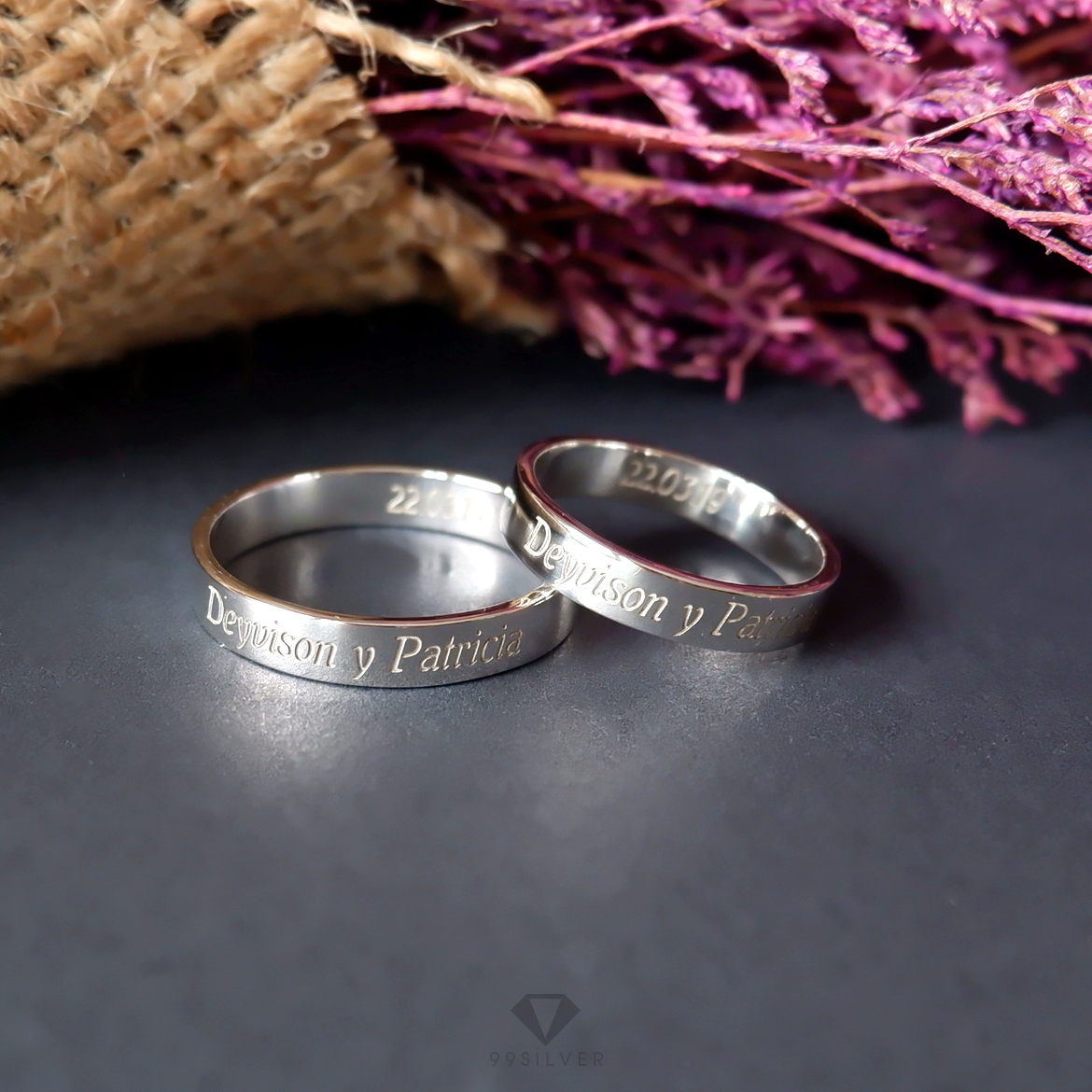  แหวนเงินแท้ หน้ากว้าง 4 มิลลิเมตร ผิวเรียบเงาทรงแบน สลักอักษรสีขาวพ่นทราย