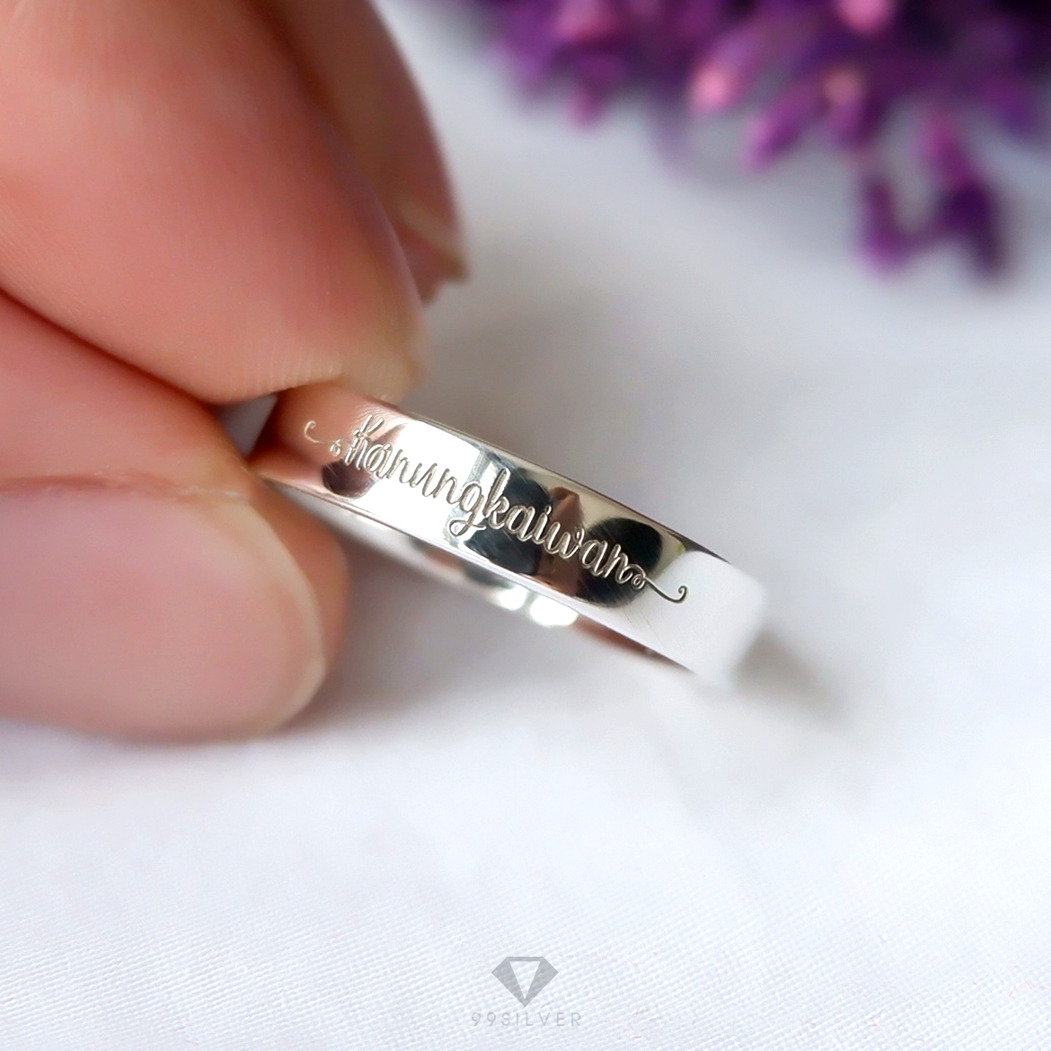  แหวนเงินแท้ หน้ากว้าง 4 มิลลิเมตร ผิวเรียบเงาทรงแบน สลักอักษรสีขาวพ่นทราย