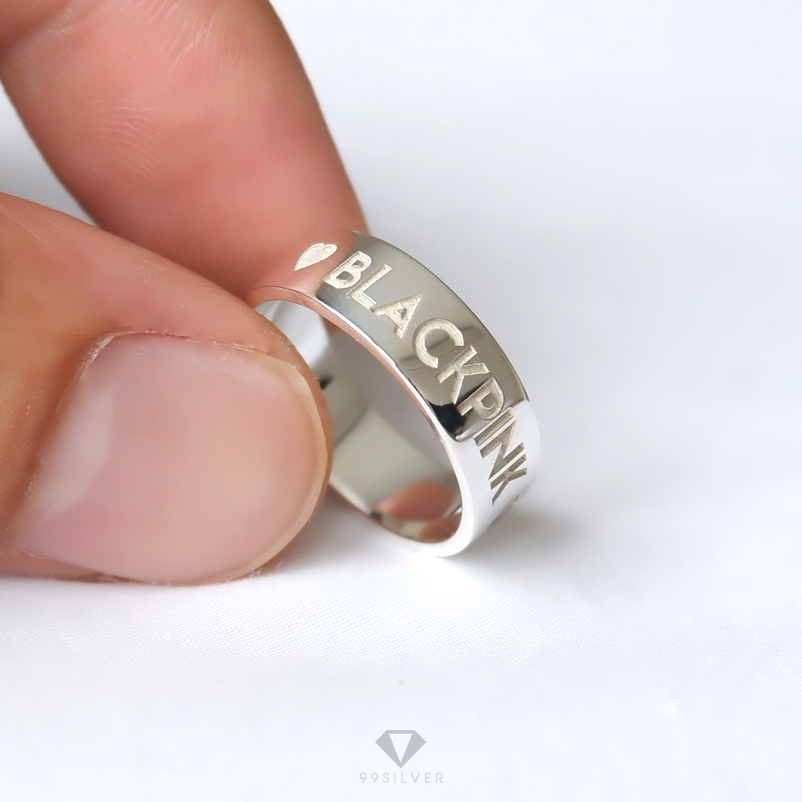 แหวนเงินแท้ หน้ากว้าง 6 มิลลิเมตร ผิวเรียบเงาทรงแบน สลักอักษรสีขาวพ่นทราย