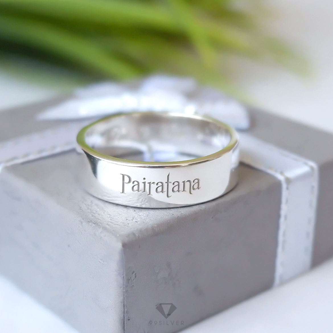 แหวนเงินแท้ หน้ากว้าง 6 มิลลิเมตร ผิวเรียบเงาทรงแบน สลักอักษรสีขาวพ่นทราย