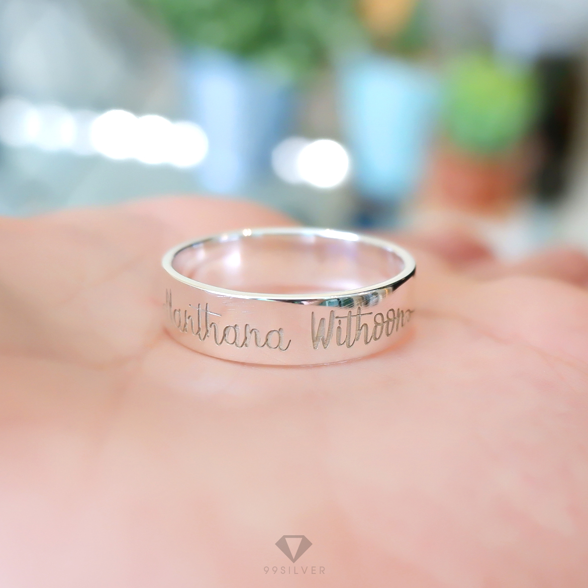 แหวนเงินแท้ หน้ากว้าง 6 มิลลิเมตร ผิวเรียบเงาทรงแบน สลักอักษรสีขาวพ่นทราย