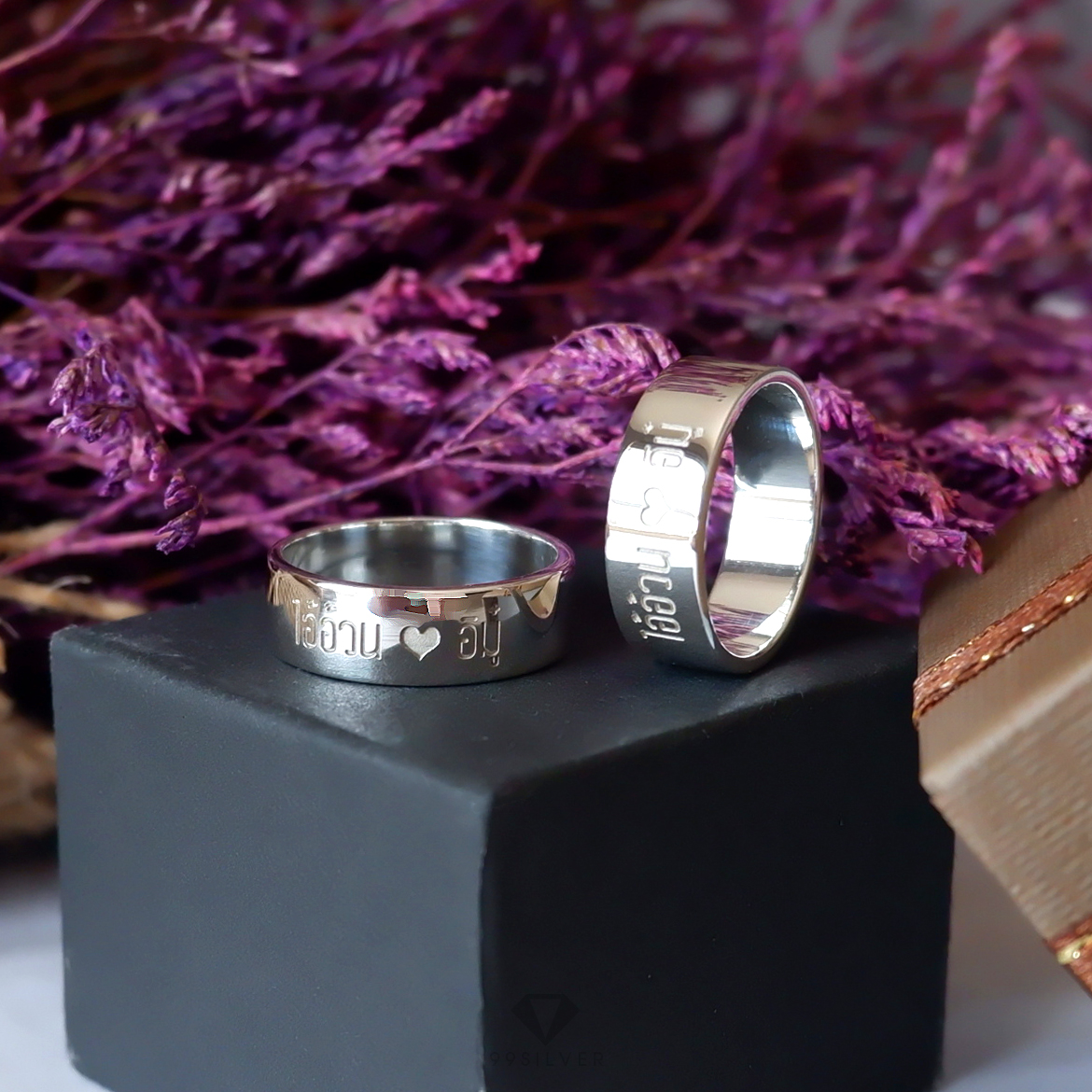 แหวนเงินแท้ หน้ากว้าง 6 มิลลิเมตร ผิวเรียบเงาทรงแบน สลักอักษรสีขาวพ่นทราย