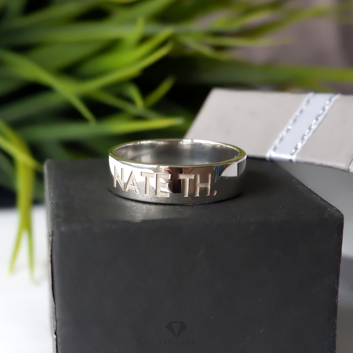 แหวนเงินแท้ หน้ากว้าง 6 มิลลิเมตร ผิวเรียบเงาทรงแบน สลักอักษรสีขาวพ่นทราย