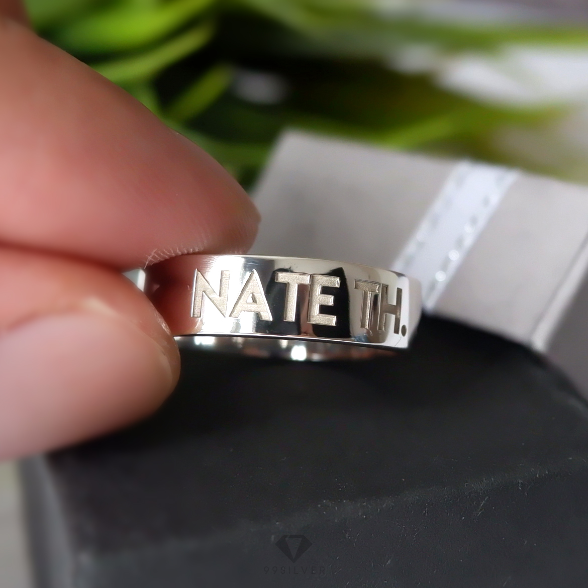 แหวนเงินแท้ หน้ากว้าง 6 มิลลิเมตร ผิวเรียบเงาทรงแบน สลักอักษรสีขาวพ่นทราย