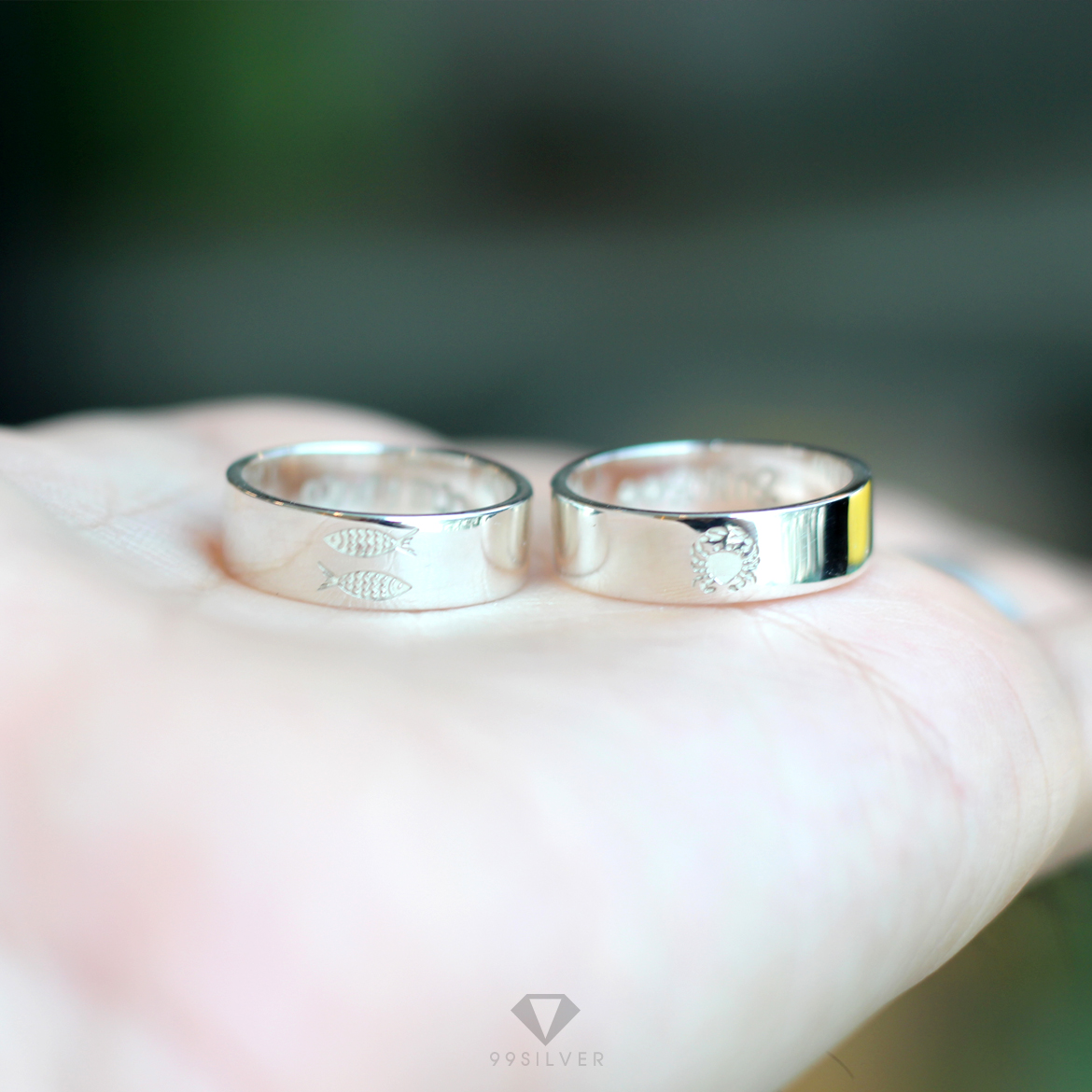 แหวนเงินแท้ หน้ากว้าง 6 มิลลิเมตร ผิวเรียบเงาทรงแบน สลักอักษรสีขาวพ่นทราย