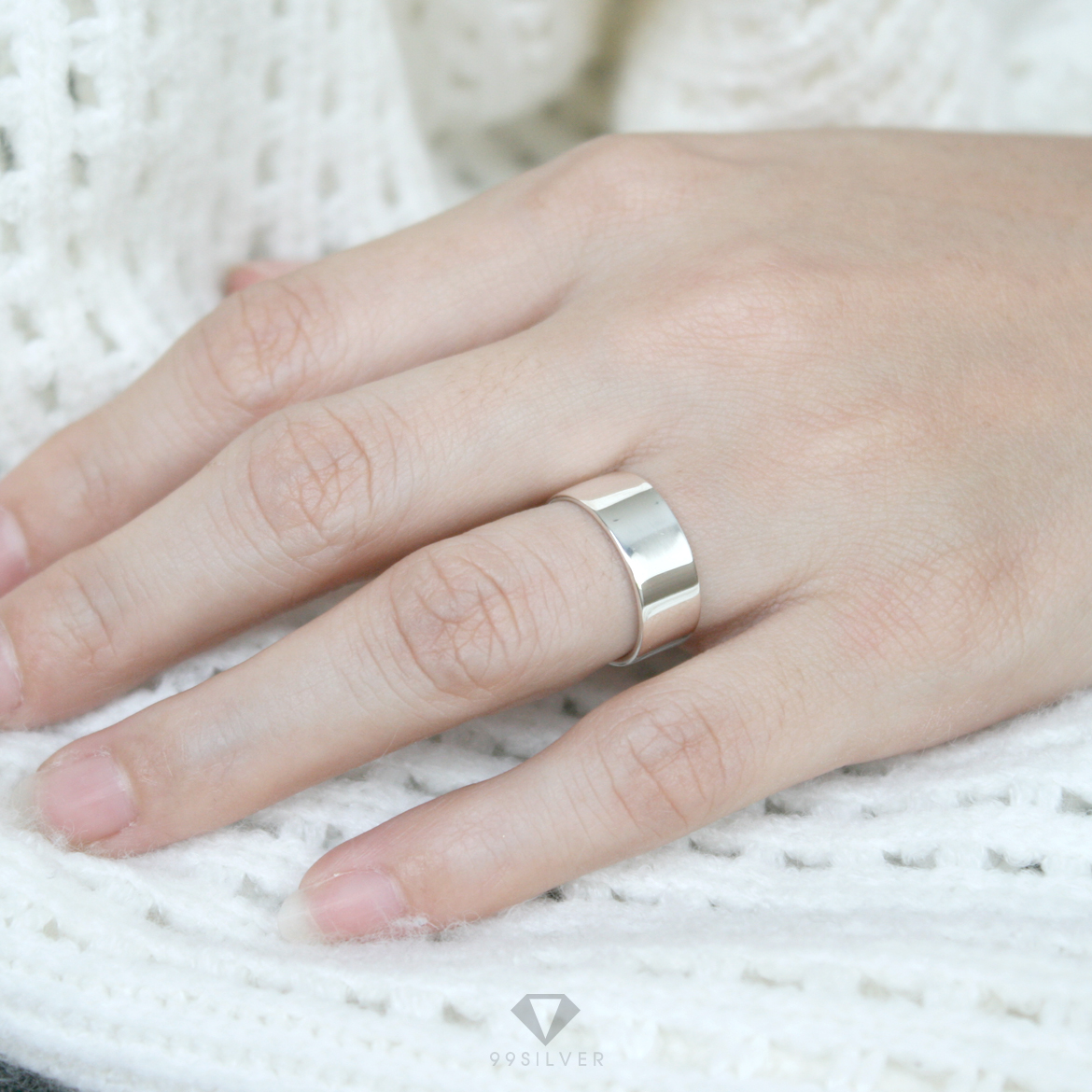 แหวนเงินแท้ หน้ากว้าง 6 มิลลิเมตร ผิวเรียบเงาทรงแบน สลักอักษรสีขาวพ่นทราย