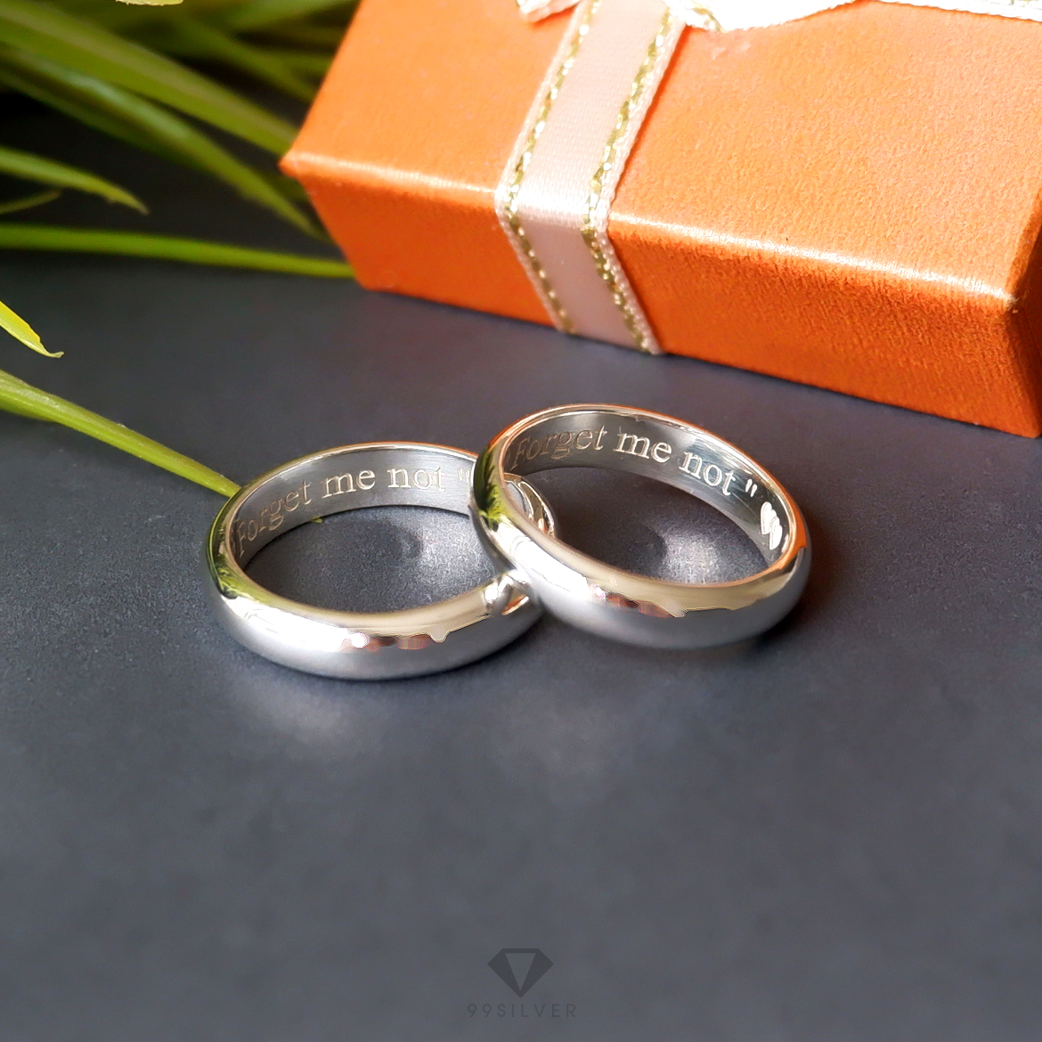 แหวนเงินหน้ากว้าง 4 มิลลิเมตร หนาพิเศษ 2 มิลลิเมตร ผิวเงาทรงโค้ง สลักอักษรขาวพ่นทราย