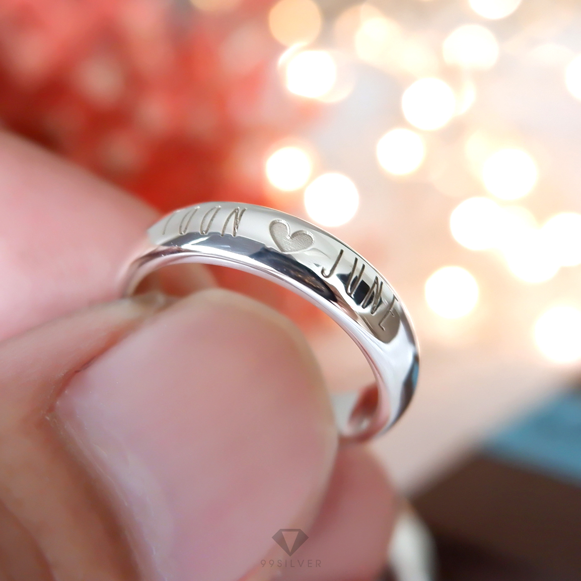 แหวนเงินหน้ากว้าง 4 มิลลิเมตร หนาพิเศษ 2 มิลลิเมตร ผิวเงาทรงโค้ง สลักอักษรขาวพ่นทราย