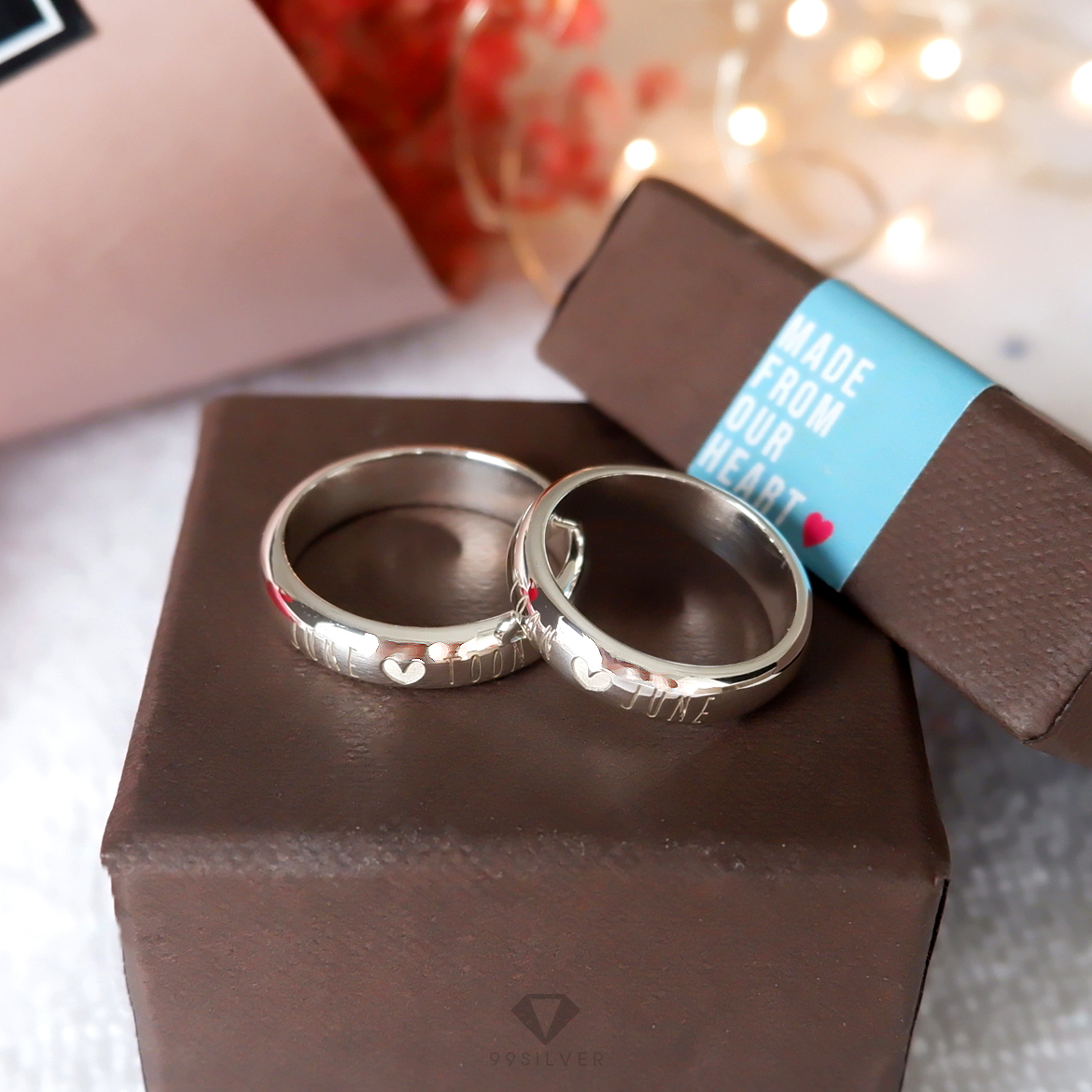 แหวนเงินหน้ากว้าง 4 มิลลิเมตร หนาพิเศษ 2 มิลลิเมตร ผิวเงาทรงโค้ง สลักอักษรขาวพ่นทราย