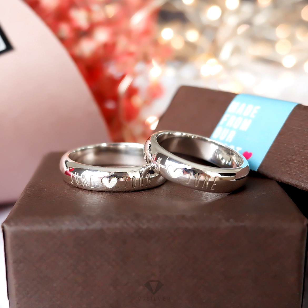 แหวนเงินหน้ากว้าง 4 มิลลิเมตร หนาพิเศษ 2 มิลลิเมตร ผิวเงาทรงโค้ง สลักอักษรขาวพ่นทราย