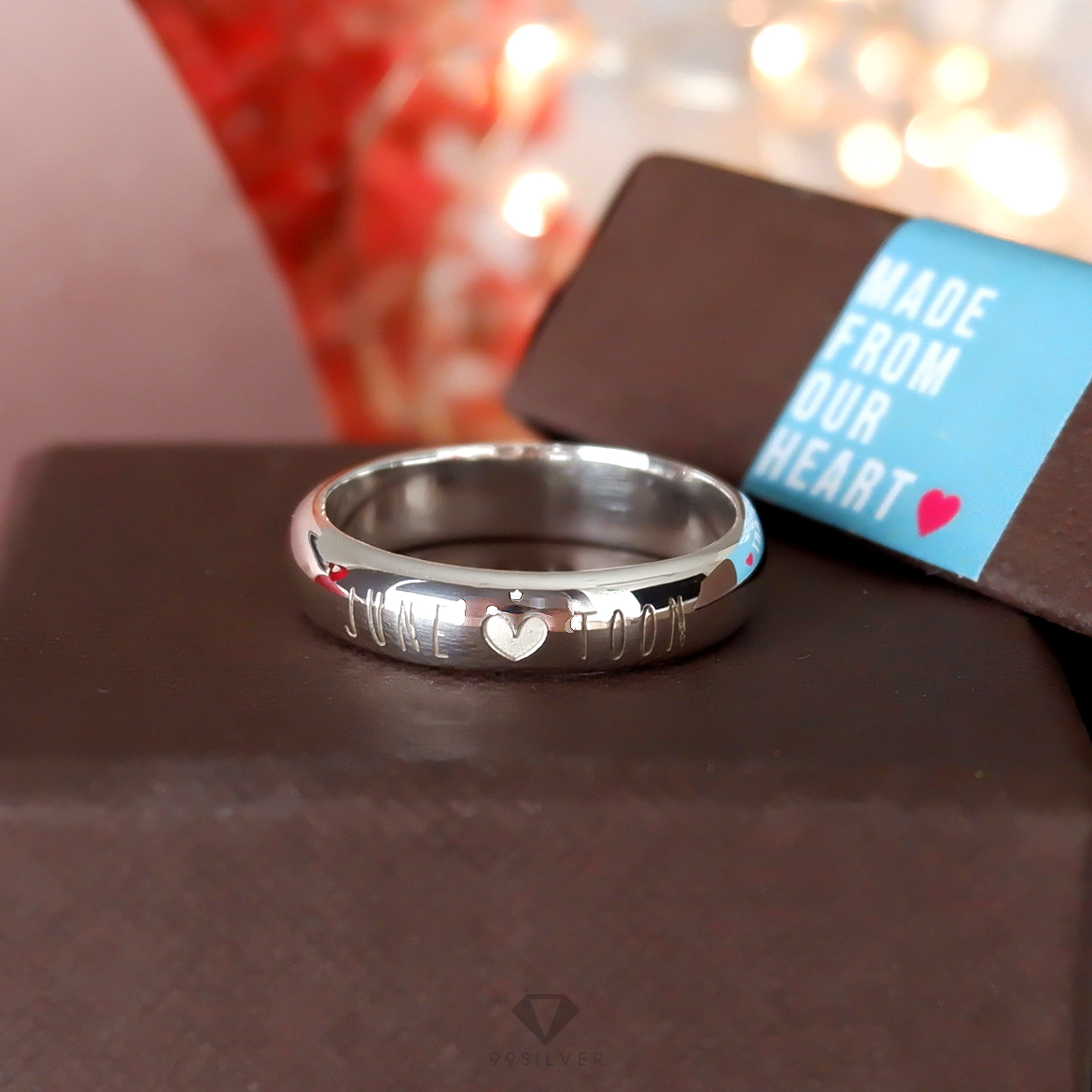 แหวนเงินหน้ากว้าง 4 มิลลิเมตร หนาพิเศษ 2 มิลลิเมตร ผิวเงาทรงโค้ง สลักอักษรขาวพ่นทราย