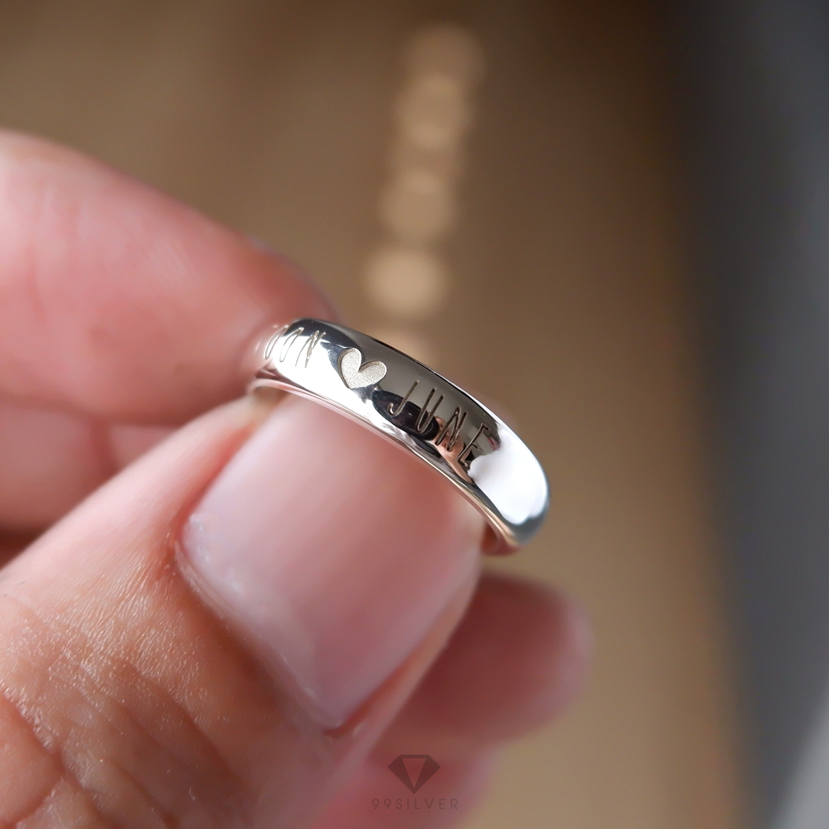 แหวนเงินหน้ากว้าง 4 มิลลิเมตร หนาพิเศษ 2 มิลลิเมตร ผิวเงาทรงโค้ง สลักอักษรขาวพ่นทราย