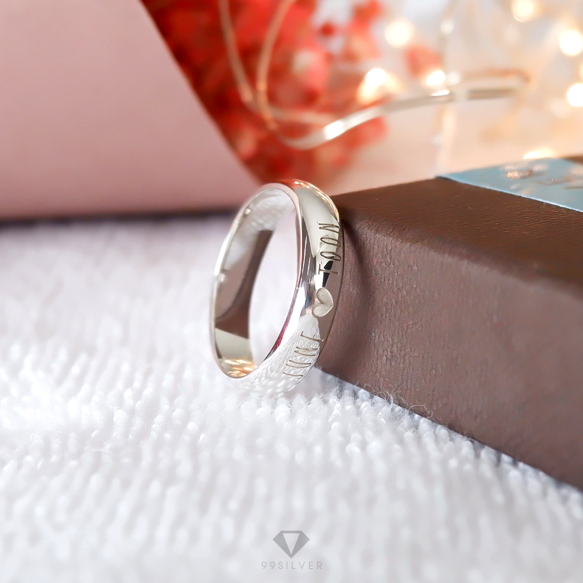 แหวนเงินหน้ากว้าง 4 มิลลิเมตร หนาพิเศษ 2 มิลลิเมตร ผิวเงาทรงโค้ง สลักอักษรขาวพ่นทราย