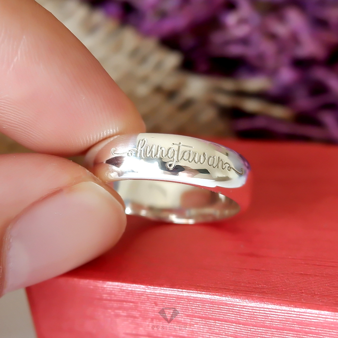 แหวนเงินแท้ หน้ากว้าง 6 มิลลิเมตร ผิวเงาทรงโค้ง สลักอักษรสีขาวพ่นทราย