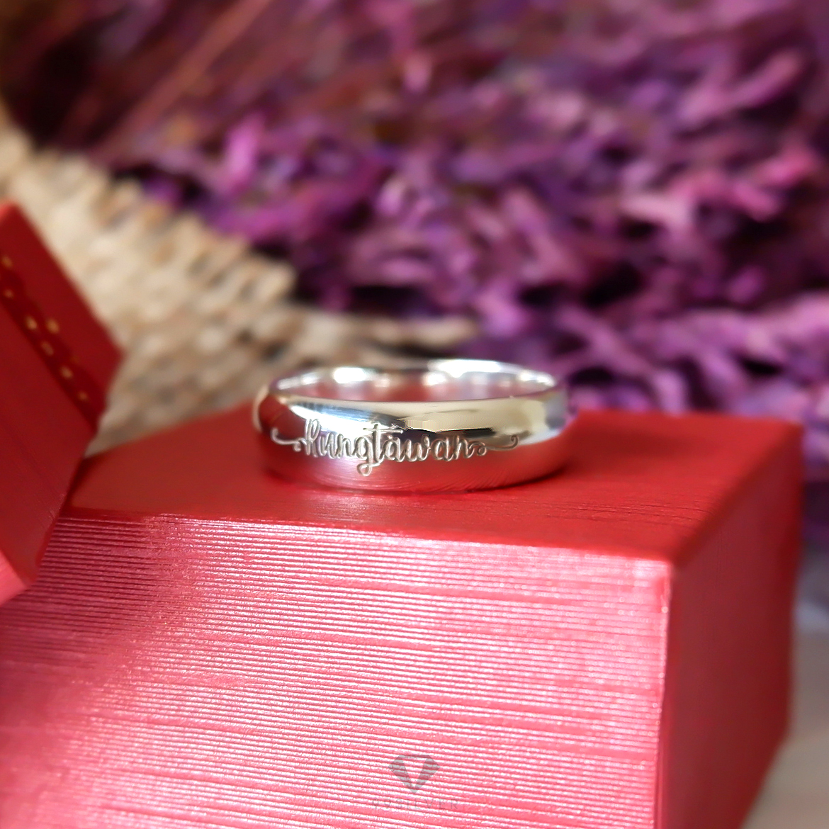 แหวนเงินแท้ หน้ากว้าง 6 มิลลิเมตร ผิวเงาทรงโค้ง สลักอักษรสีขาวพ่นทราย