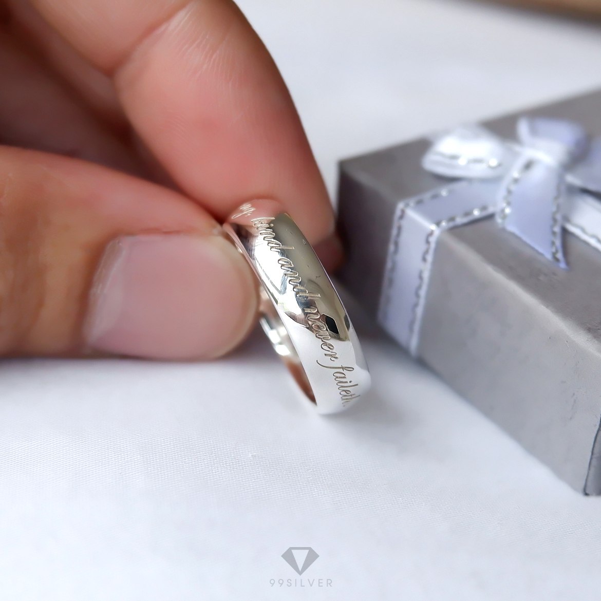 แหวนเงินแท้ หน้ากว้าง 6 มิลลิเมตร ผิวเงาทรงโค้ง สลักอักษรสีขาวพ่นทราย