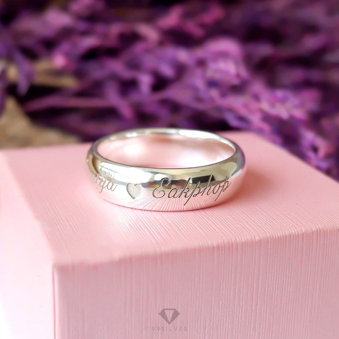 แหวนเงินแท้ หน้ากว้าง 6 มิลลิเมตร ผิวเงาทรงโค้ง สลักอักษรสีขาวพ่นทราย