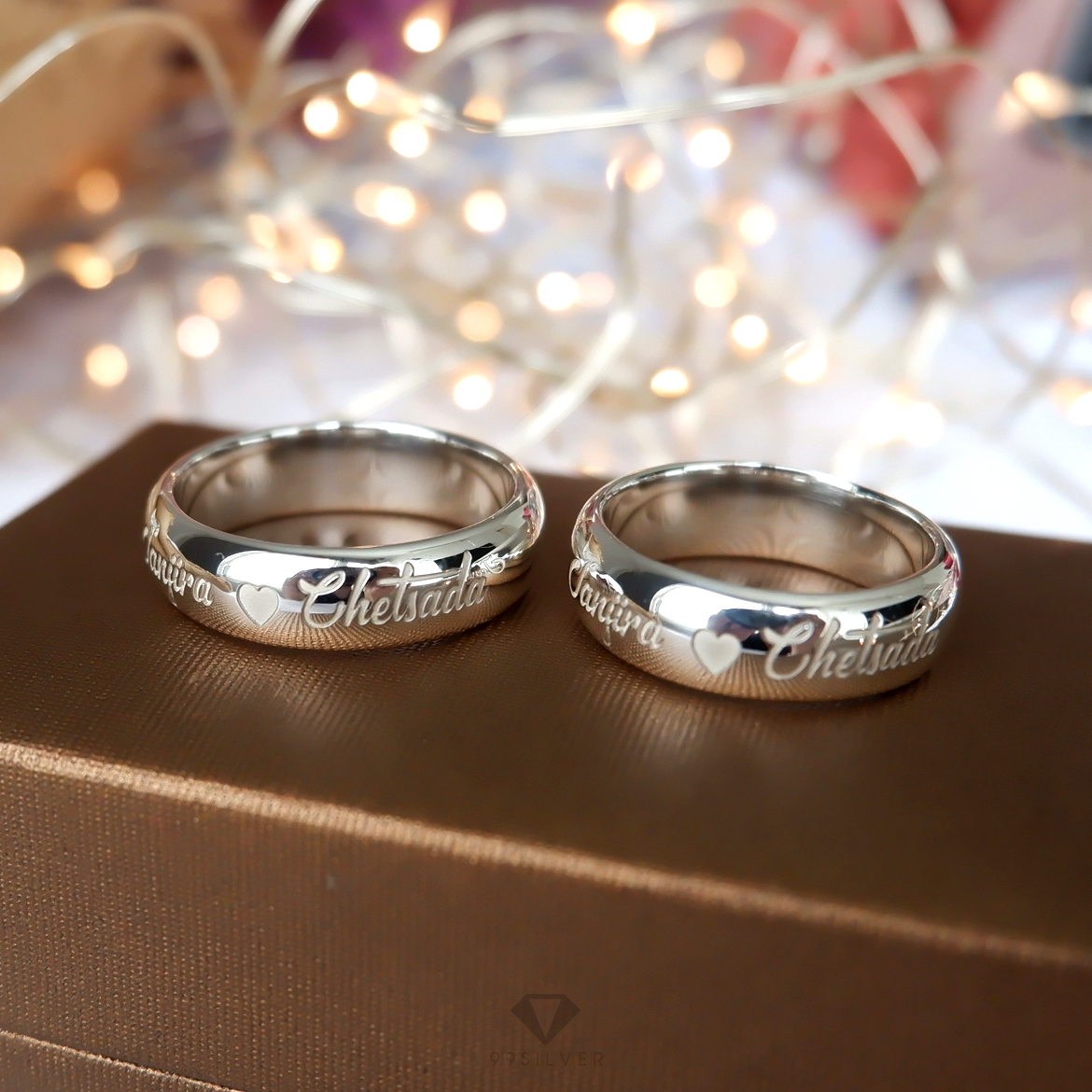 แหวนเงินแท้ หน้ากว้าง 6 มิลลิเมตร ผิวเงาทรงโค้ง สลักอักษรสีขาวพ่นทราย