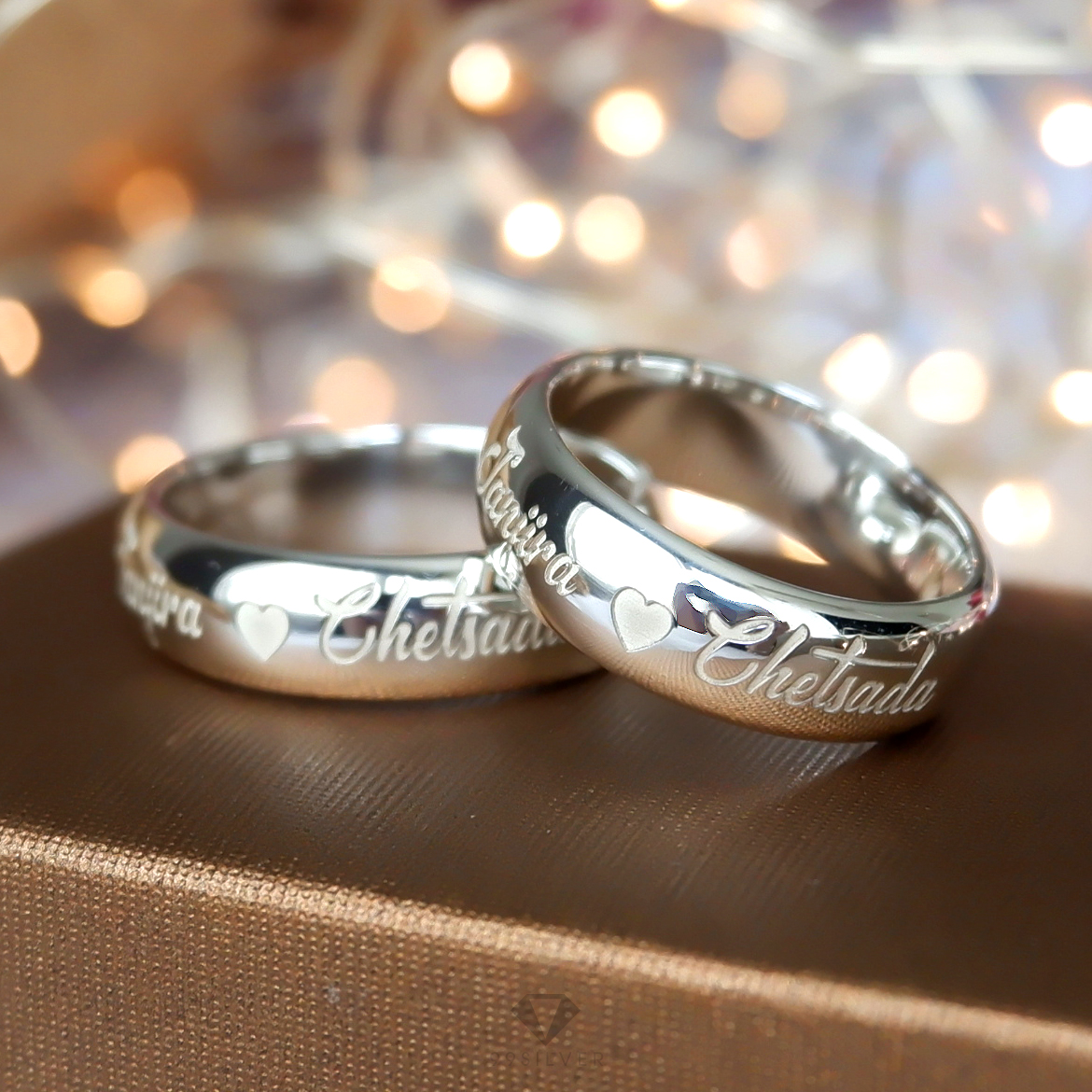 แหวนเงินแท้ หน้ากว้าง 6 มิลลิเมตร ผิวเงาทรงโค้ง สลักอักษรสีขาวพ่นทราย